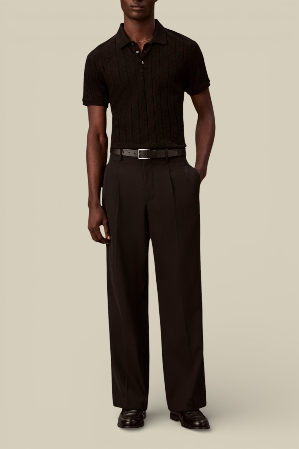 תמונת כל הלוק של חולצת פולו